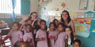 Sabina Serra a Capoverde con i bambini del Jardim Denise