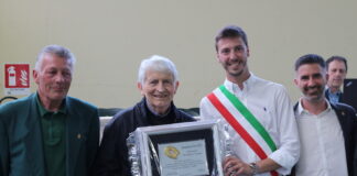 don Marco Tomatis riceve dal sindaco Flavio Gastaldi la targa della Qauquara d'oro. Vicino il vicesindaco Tosco e l'assessore Biondi