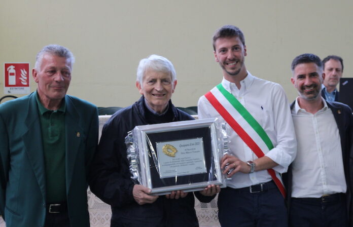 don Marco Tomatis riceve dal sindaco Flavio Gastaldi la targa della Qauquara d'oro. Vicino il vicesindaco Tosco e l'assessore Biondi