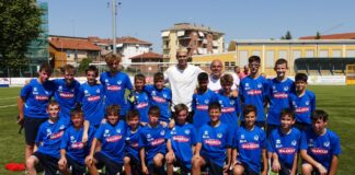 In foto, Luca Gemello con i giovani del Fossano Calcio