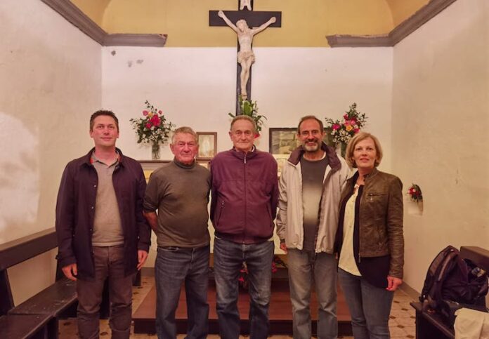 la famiglia gullino e don damiano raspo in cappella