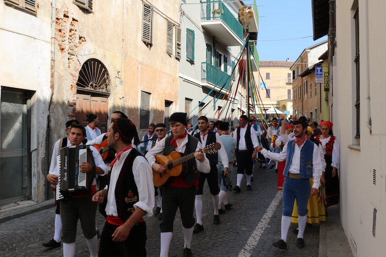 uomini e donne in costumi siciliani sfilano per le strade di trinità