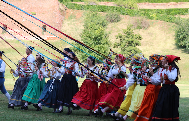 ragazze in costume colorato siciliano ballano
