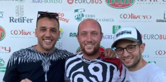 In foto, Giovanni Conti e Christian Melifiori posano con Niccolò Bonino e la maglia centallese