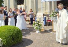 sul sagrato del santuario il parroco e alcuni sposi