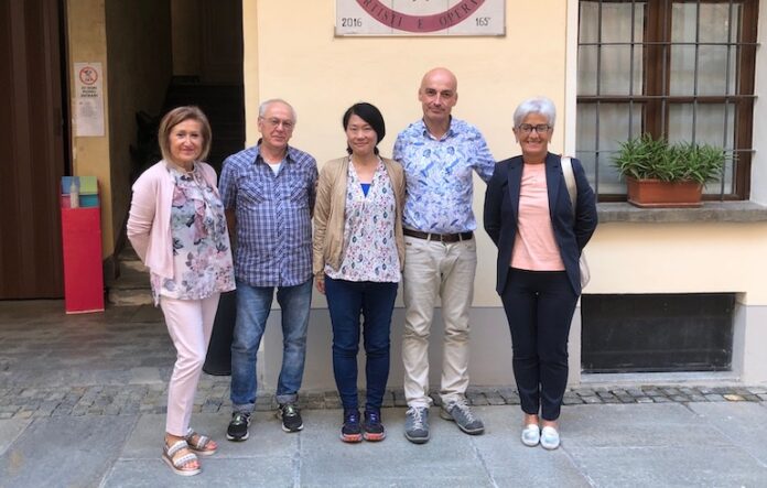 Mayumi Kishimoto con alcuni soci Soms davanti all'ingresso della Società operaia