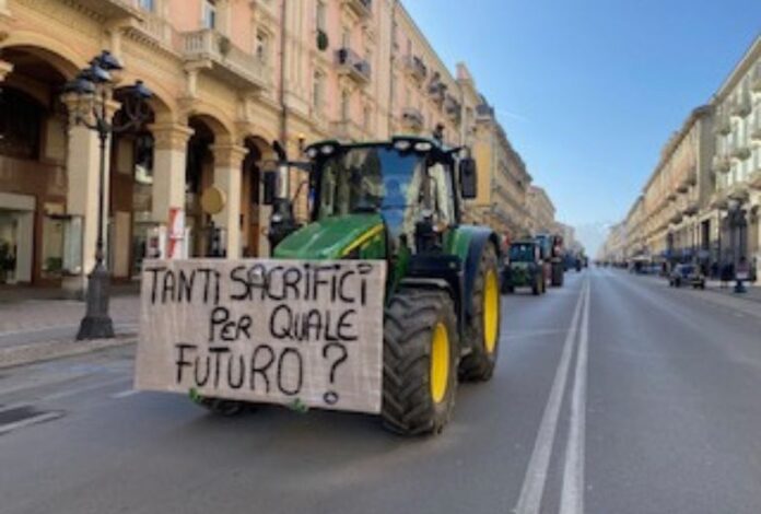 Sfilata Trattori Cuneo Protesta 3101