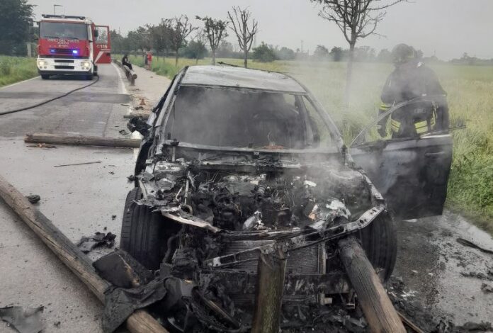 Auto A Fuoco Via Santa Lucia 0906