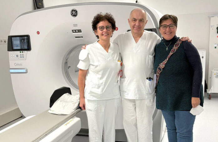 Natale Ail Cuneo - Foto davanti alla nuova Pet dell’ Azienda ospedaliera Santa Croce