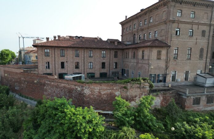 Le antiche mura che circondano l'ospedale di Fossano