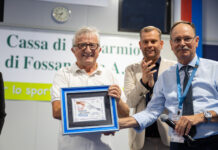 Franco Racca riceve una targa da Elio Lingua, presidente provinciale Acli