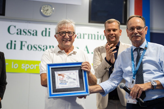 Franco Racca riceve una targa da Elio Lingua, presidente provinciale Acli