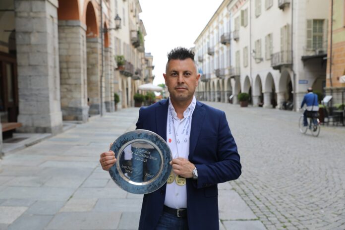 Davide Bima Con Il Trofeo Celebrativo Per La Promozione (foto Valerio Giraudo)