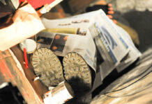 Quasi un italiano su 10 in povertà Un senzatetto coperto da giornali povertà