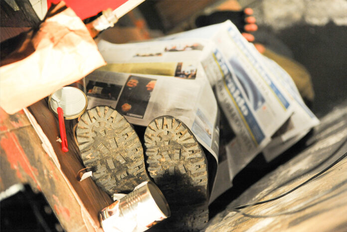 Un senzatetto coperto da giornali povertà