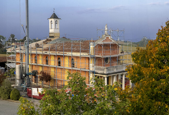 Chiesa di Santa Lucia avvolta dai ponteggi