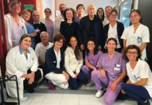 Don Ciotti in visita all’Hospice di Busca. “Un incontro di profonda umanità” Don Luigi Ciotti con lo staff dell'Hospice di Busca