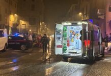 Cade dalla bici in via Roma, trasportata in ospedale L'ambulanza In via Roma