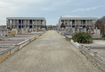 Fossano, terzo lotto di autobloccanti al cimitero Il cimitero di Fossano