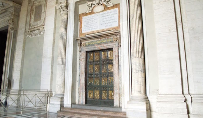 La Porta santa della Basilica di San Pietro