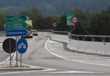 Tir perde parte del carico sul Raccordo di Fossano