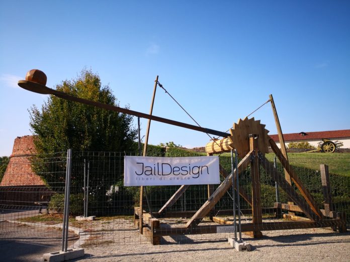 Una-catapulta-leonardesca-made-in-jail.jpg